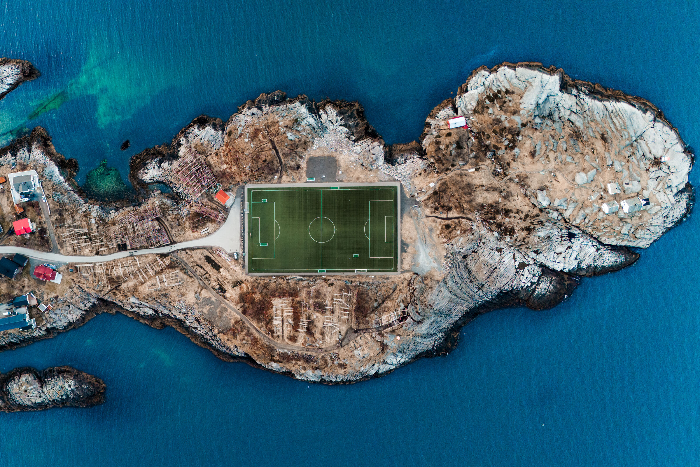 Der berühmte Fussballplatz in Henningsvaer